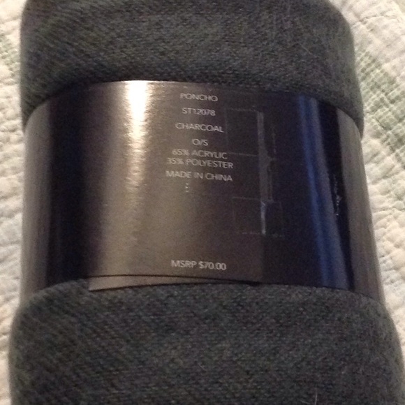 NWT BB Dakota Poncho - Picture 4 of 4